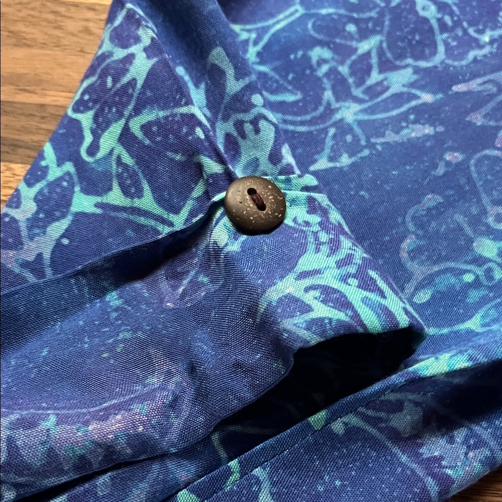 Batik blouse from a boutique in Capitola CA EUC 100% rayon made in Indonesia - Picture 11 of 12